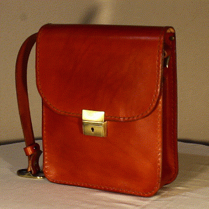 Modèle de sac holster en cuir de vachette pleine fleur pour homme de  couleur cognac.